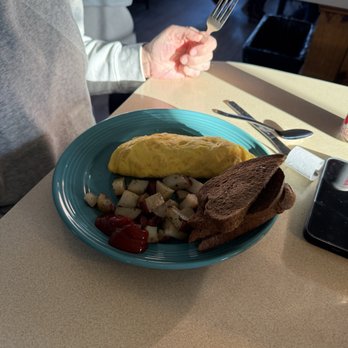 Squaretoe's Restaurant - Irish Omelette w/ pumpernickel toast - Breakfast & Brunch Near Me - Kennebunk, Maine