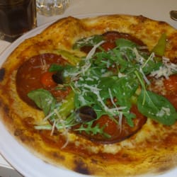 Café Pazzo - En god pizza som inte lägger sig som en degklump i magen. Lagom stor för att orka äta upp hela.