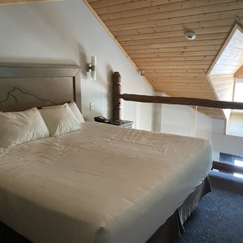 The Rundlestone Lodge - Loft bedroom, with a comfy king sized bed. - Hotels Near Me - Banff, Alberta