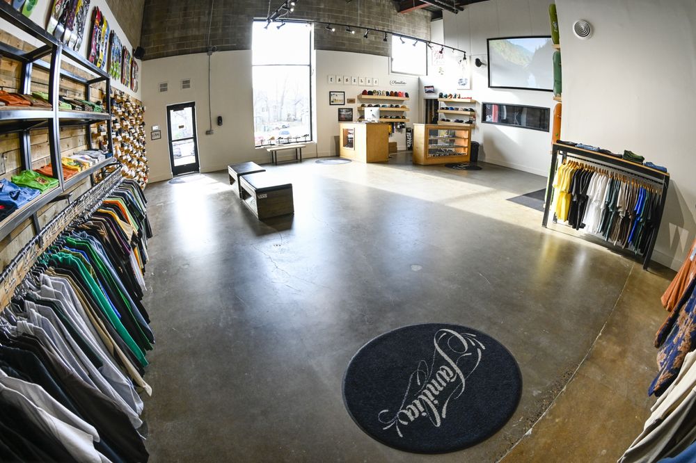 Familia Skateboard Shop Logo