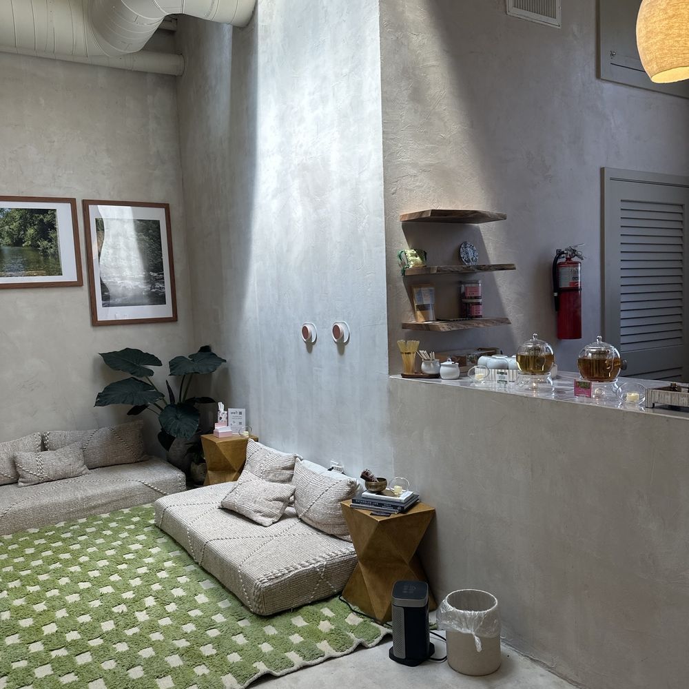 Scalp Sanctuary - Waiting area with tea - Blow Dry/Out Services Near Me - Pasadena, California