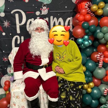 K Marie Creations - Christmas balloon arch - Balloon Services Near Me K Marie Creations - Christmas balloon arch - Balloon Services Near Me