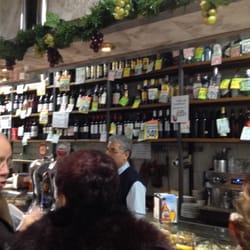 Bodega Bar Estebaranz - Típico bar, con una barra larga y tres mesas pequeñas. Cañas espectaculares y tapas en condiciones. Mi bar preferido del barrio