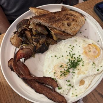 Heirloom Doylestown - Two over easy, thick bacon and yummy potatoes. - American Near Me - Doylestown, Pennsylvania