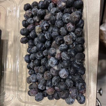 Grocery Outlet - a container of blueberries - Grocery Near Me - Monroe, Washington