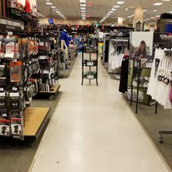 DICK'S Sporting Goods - Example of displays in middle of aisle