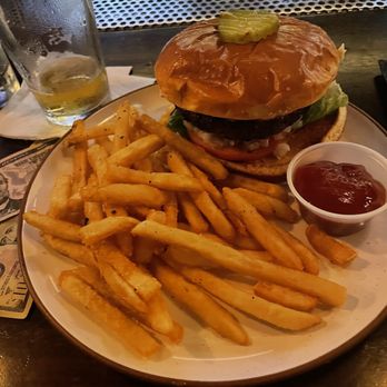 Pour Decisions Chicago - Burger special - Gastropubs Near Me - Chicago, Illinois