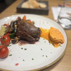 Holiday Inn Stuttgart - Beef with a side of grilled veggies!