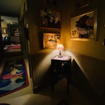 The Chestnut House - More amazing art around every corner - Hotels Near Me - Nantucket, Massachusetts