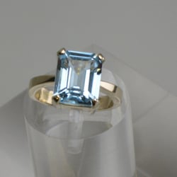 Jewelryclassdc - 14kt. gold ring with aquamarine.