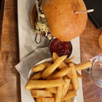 Hunters Landing - Comfort Food Near Me - Toronto, Ontario Hunters Landing - Comfort Food Near Me - Toronto, Ontario