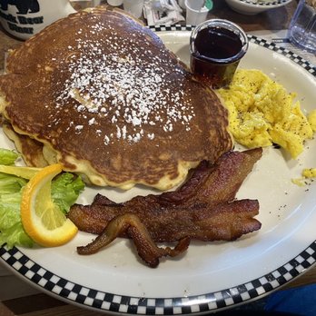 Black Bear Diner El Paso - Sweet Cream Pancakes (700 cals.) - Diners Near Me - El Paso, Texas
