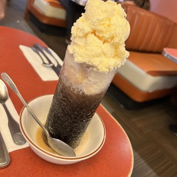 Bob’s Big Boy - Root beer float - American Near Me - Burbank, California