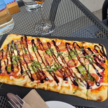 Rogue Kitchen & Wetbar - Flatbread - American Near Me - Vancouver, British Columbia