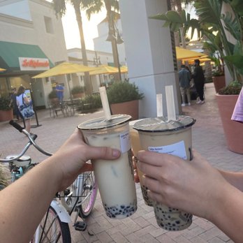 Sharetea - Friend and I getting teas - Coffee & Tea Near Me - Irvine, California