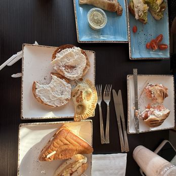 Caffe Hub - Bagel & Cream Cheese Bagel & Smoked Salmon Avocado on Toast - Cafes Near Me - Los Angeles, California