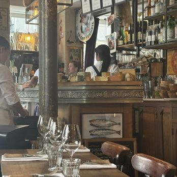 Le Bon Georges - Quite the array of cheeses in the counter - Bistros Near Me - Paris, 75