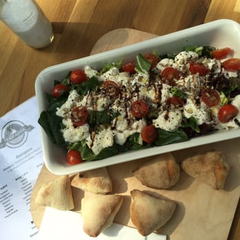 Teigfabrik - Burrata Salat für 2 mit Pizzabrötchen - Pizza Near Me - Hamburg, HH