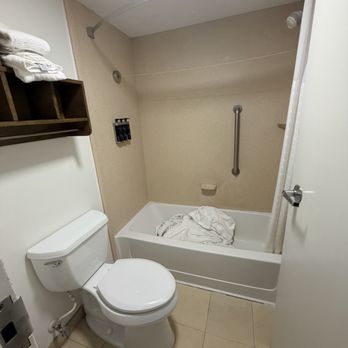 Hotel Alice - Basic bathroom - Hotels Near Me - Pine Knoll Shores, North Carolina Hotel Alice - Basic bathroom - Hotels Near Me - Pine Knoll Shores, North Carolina
