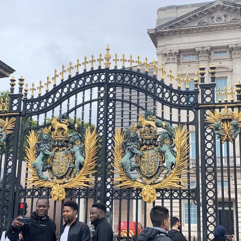 Buckingham Palace - Palace gates - Landmarks & Historical Buildings Near Me - London, XGL