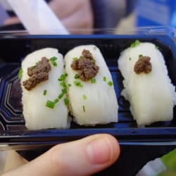 MadrEAT - Nigiris de pez mantequilla con trufa de Kabuki (insípidos)