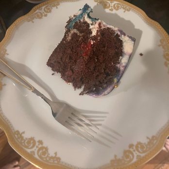 Minx Cakes - Inside: gluten free chocolate cake and berries... vegan buttercream frosting! Delicious! - Desserts Near Me Minx Cakes - Inside: gluten free chocolate cake and berries... vegan buttercream frosting! Delicious! - Desserts Near Me