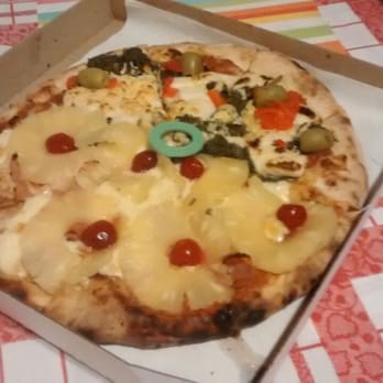 Via Apia - Mitad ananá con cerezas y mitad espinaca - Pizza Near Me - Rosario, S Via Apia - Mitad ananá con cerezas y mitad espinaca - Pizza Near Me - Rosario, S