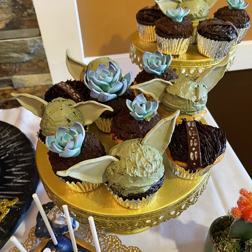 Chocolate and vanilla cupcake with white chocolate cream