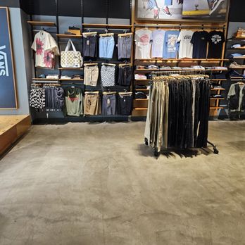 Vans - Inside the store - Shoe Stores Near Me - Los Angeles, California