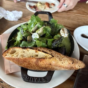 Gjelina - Green Lip Mussels, Tomato, Garlic, Herbs & Grilled Bread - New American Near Me - Venice, California Gjelina - Green Lip Mussels, Tomato, Garlic, Herbs & Grilled Bread - New American Near Me - Venice, California