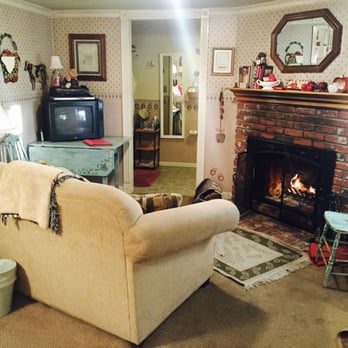 Butterfield Bed & Breakfast - Living room area (The Apple Room) - Bed & Breakfast Near Me - Julian, California