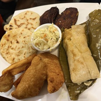 El Jocoreno Restaurant - Plato típico. El tamal estaba muy rico!! - Salvadoran Near Me - Los Angeles, California El Jocoreno Restaurant - Plato típico. El tamal estaba muy rico!! - Salvadoran Near Me - Los Angeles, California