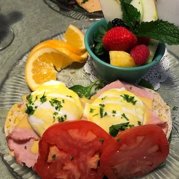 Wildflower Cafe - Eggs Benedict with the best, tastiest tomatoes and fresh, delicious fruit. - Breakfast & Brunch Near Me - Clearwater, Florida