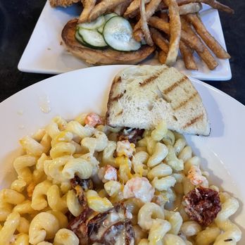 Bargeway Pub - Pork tenderloin sandwich & Lobster Mac - New American Near Me - The Dalles, Oregon