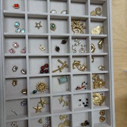 Sanlejur - A rack filled with super cute jewelry !! My wife and daughter love it !