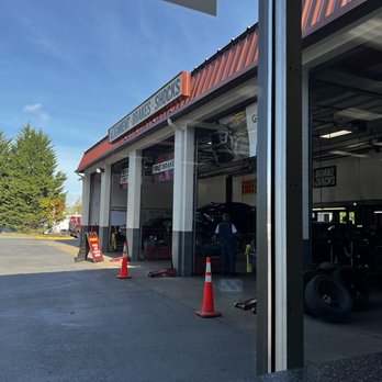 Les Schwab Tire Center - Front of business. - Tires Near Me - Kirkland, Washington Les Schwab Tire Center - Front of business. - Tires Near Me - Kirkland, Washington