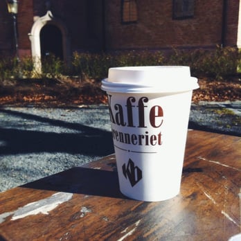 Kaffebrenneriet - Nyter en påskekaffe ute i vårsola - Cafes Near Me - Oslo, 03