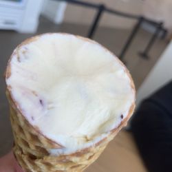 Little Dreamer Ice Cream - Berry cobbler: not much berry or cobbler ‍
