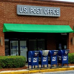 USPS - The front. This location is in a strip mall.