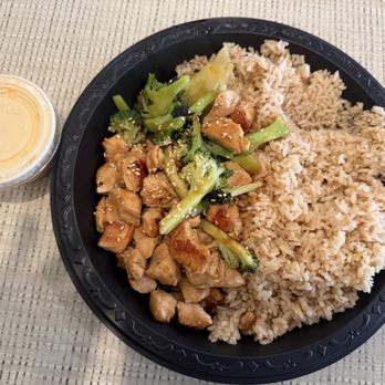 Fuji - Hibachi chicken, broccoli, and rice. Side of Yum Yum sauce. - Japanese Near Me - Spartanburg, South Carolina Fuji - Hibachi chicken, broccoli, and rice. Side of Yum Yum sauce. - Japanese Near Me - Spartanburg, South Carolina