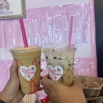 Pink Mocha Cafe - Blended white chocolate Mac nut coffee (left) & cookies and cream shaken espresso (right) - Coffee & Tea Near Me - Kailua-Kona, Hawaii