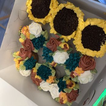 Cerrato's Pastry Shop - Custom flower cupcakes - Bakeries Near Me - West Springfield, Massachusetts