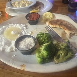 Blue Springs Marina Restaurant - "Blackened" tilapia with broccoli and cottage cheese with pineapple. YUM!