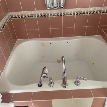 Nantucket Whale Inn - Santaky room jacuzzi tub (very wide and comfortable) - Hotels Near Me - Half Moon Bay, California