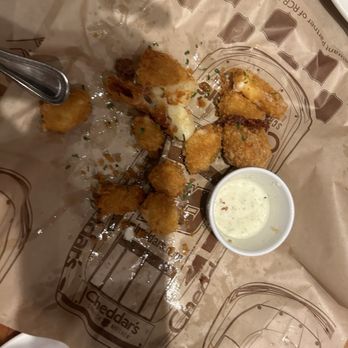 Cheddar's Scratch Kitchen - Wisconsin Cheese Bites appetizer very good - Comfort Food Near Me - Pflugerville, Texas