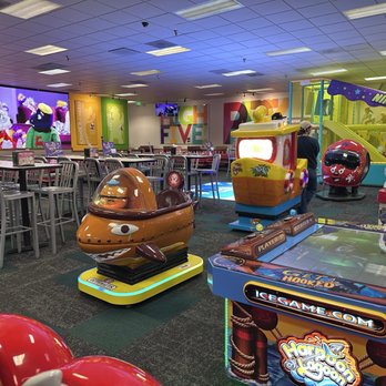 Chuck E. Cheese - Inside, pretty empty - Pizza Near Me - Placentia, California