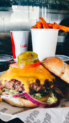 Burgers & Shakes by null