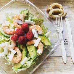 L'orto di Brera - Insalata Esotica: insalata brasiliana, gamberi, avocado, cocco e lamponi, condimento al frutto della passione e olio - 5 euro