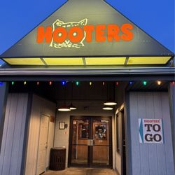 Hooters - Entrance To-go