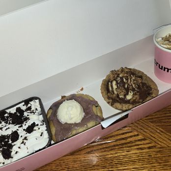 Crumbl - Lakeshore - Oreo triple luchee, blueberry pancake cookie, Reese's skillet cookie & Banana pudding - Bakeries Near Me - San Francisco, California